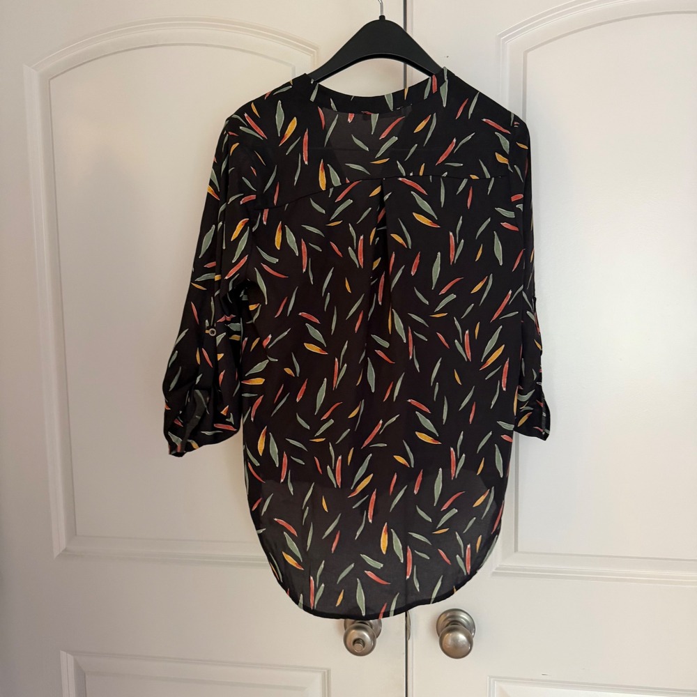 Lush Womens V-Neck Roll Tab Sleeve Abstract Leaf Print Blouse Black Medium - Picture 3 of 3